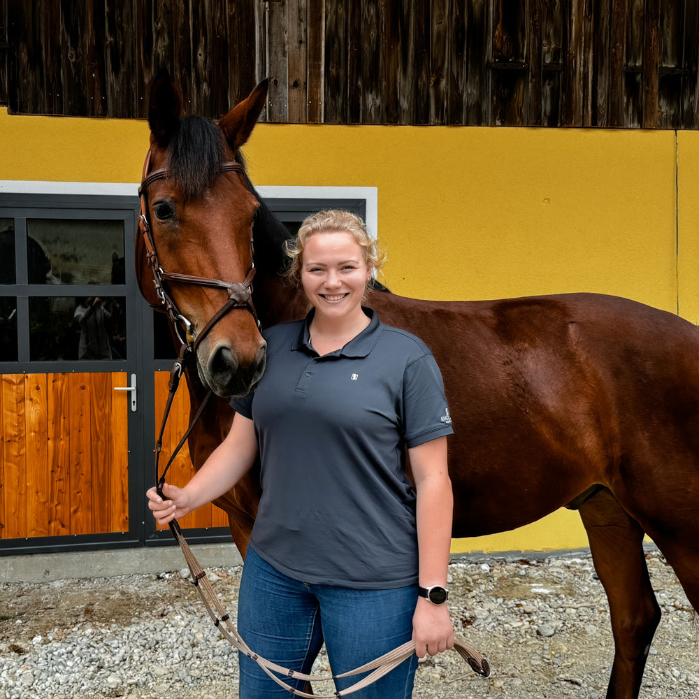 Tierärztin Franziska Mählmeyer

Im Oldenburger Münsterland zwischen den Tieren auf dem Bauernhof aufgewachsen, zwei Jahre an der Veterinärmedizinischen Universität in Budapest und anschließend an der LMU in München Tiermedizin studiert. Während des Studiums Praktika in verschiedenen Praxen und Kliniken im Oldenburger Land und Bayern absolviert. Nach dem Studium arbeitete sie 2 Jahre als Assistenztierärztin in der Pferdeklinik München-Airport, wo ihr Aufgabengebiet sowohl die Betreuung und Behandlung von Notfallpatienten in der Klinik und der Fahrpraxis umfasste sowie auch die Durchführung von Narkosen bei Operationen sowie Gynäkologie und Zuchtmanagement.
Frau Mählmeyer ist seit Juni 2024 als angestellte Tierärztin bei uns im Team.