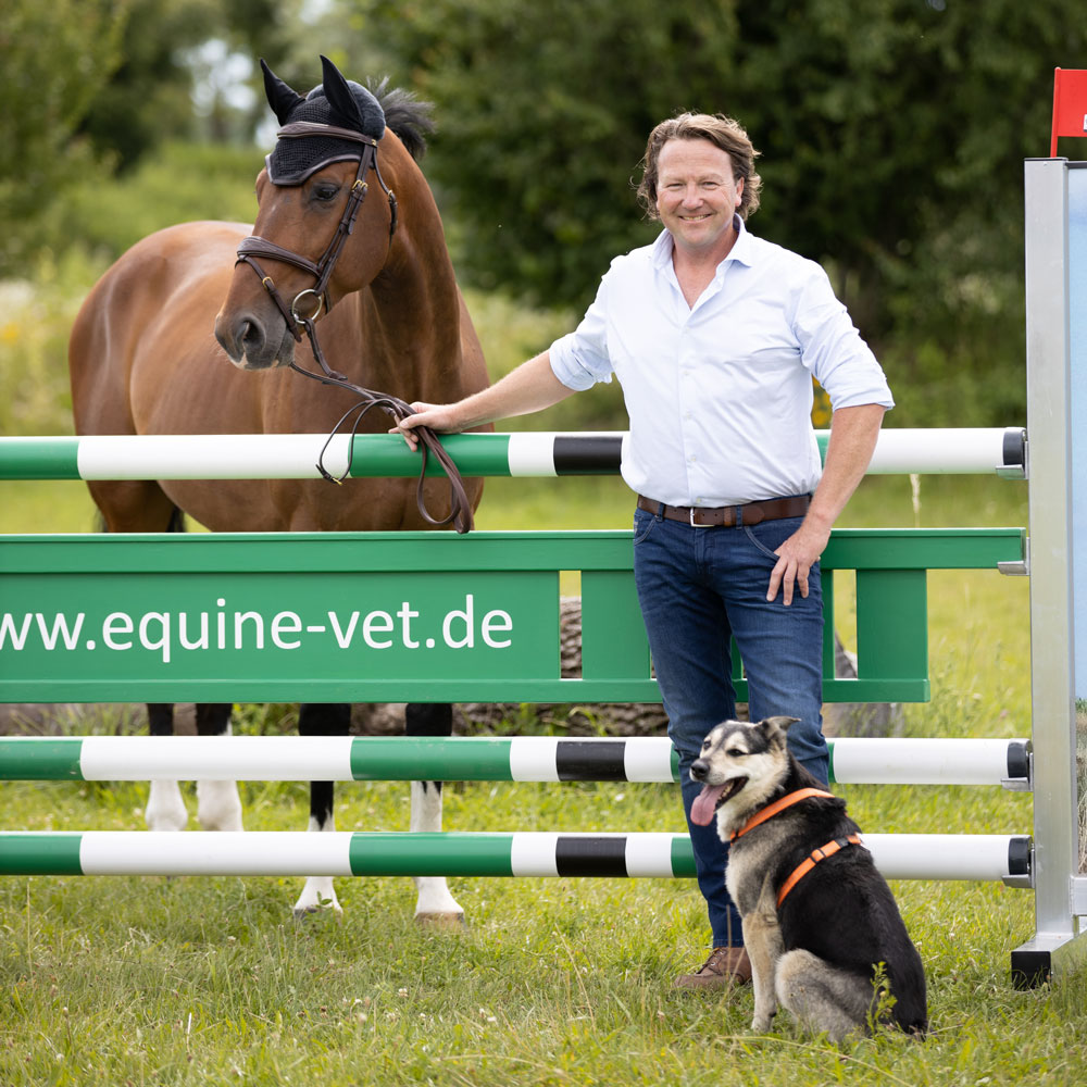 equine-vet · Dr. med. vet Claudius Krieg · Fachtierarzt für Pferde · Rufbereitschaft für München und Umgebung – rund um die Uhr, 365 Tage im Jahr!